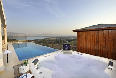 טל בכנרת סוויטות יוקרה - הבריכה והנוף