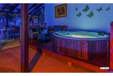 הבית הכפרי של דרורי - החצר הנוף והג'קוזי ספא