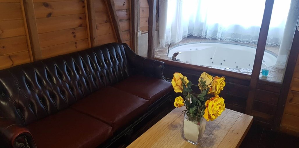 אחוזה באגם בקתות עץ  (3).jpeg