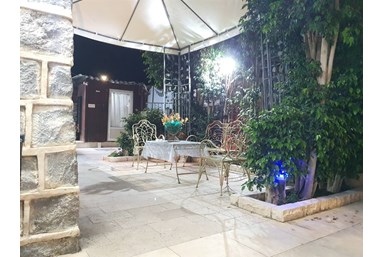 אחוזה באגם - הבריכה, החמאם ומתחם החוץ