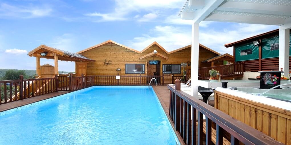 סוויטות ניגונים חצר והבריכה (2).jpg