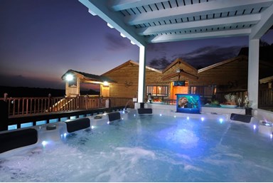 סוויטות ניגונים - החצר והבריכה