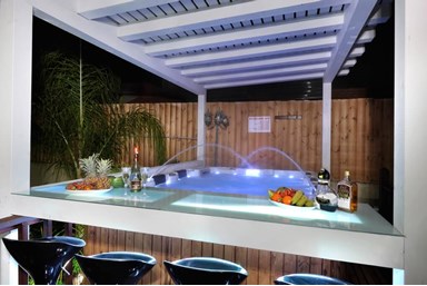 סוויטות ניגונים - החצר והבריכה