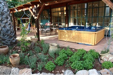 צימר גן עדן בגלבוע - החצר והבריכה