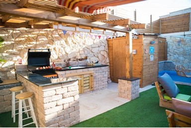 בקתות השמש - הבריכה והחצר