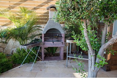 בקתות השמש - הבריכה והחצר