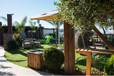 בקתות השמש - הבריכה והחצר