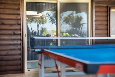 בקתות השמש - הבריכה והחצר