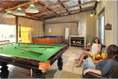 אחוזת יוסף - הבריכה והחצר