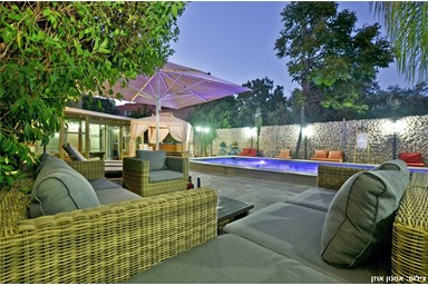 אחוזת יוסף - הבריכה והחצר