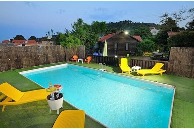 הראל בגליל - הבריכה והחצר