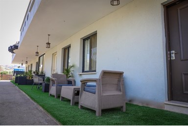 אחוזת אייל בגליל - הבריכה והחצר