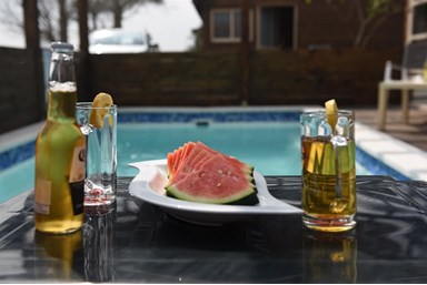 צימר אליס - החצר והבריכה