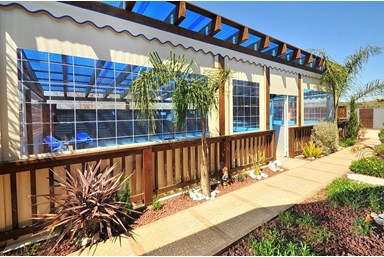 סוויטות גן עדן - החצר והבריכה