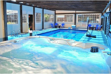 סוויטות גן עדן - החצר והבריכה