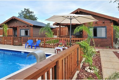 סוויטות גן עדן - החצר והבריכה