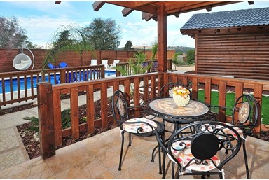 סוויטות גן עדן - החצר והבריכה