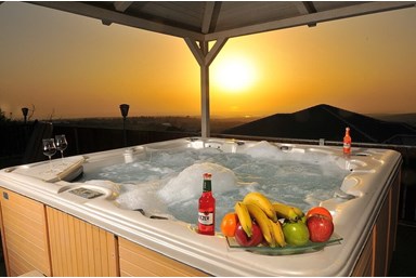 רז בכפר - הבריכה והחצר