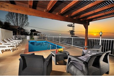 רז בכפר - הבריכה והחצר