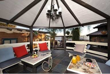 נוף לתבור - החצר, הבריכה והספא