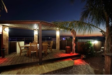 נוף לתבור - החצר, הבריכה והספא