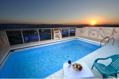 נוף לתבור - החצר, הבריכה והספא