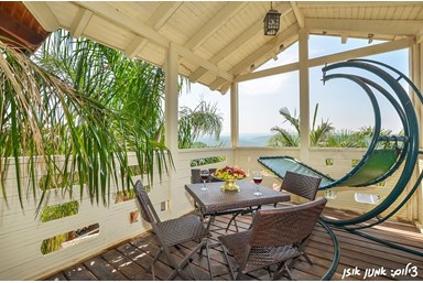 לינוי בגליל - החצר והבריכה