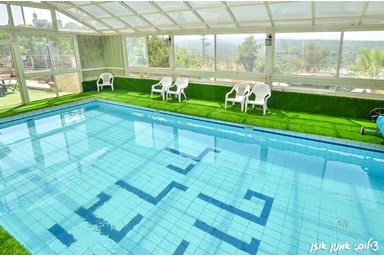 לינוי בגליל - החצר והבריכה