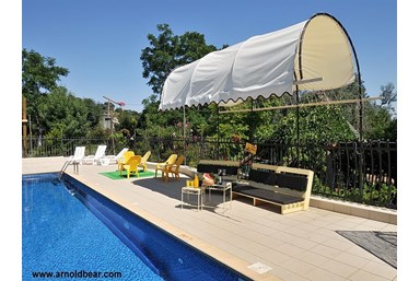 אחוזת אנאאל - החצר והבריכה