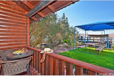 אביבים לאוהבים - החצר והבריכה