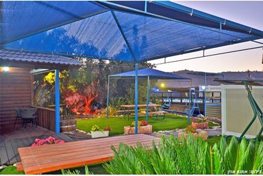 אביבים לאוהבים - החצר והבריכה