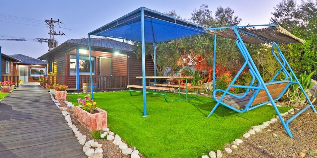 אביבים לאוהבים החצר והבריכה (7).jpg