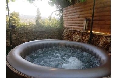 צימר פנינת רמות - החצר והנוף