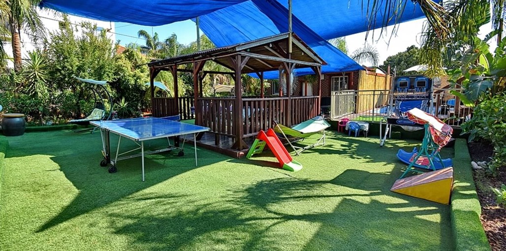 בלה דונה בלה דונה - החצר והבריכה (40).jpg