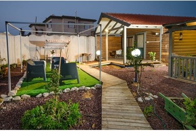 צליל הרים - בריכות השחיה והחצר