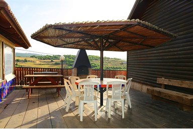 יחידות סגולה - החצר והבריכה