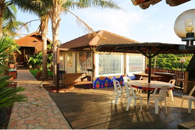 יחידות סגולה - החצר והבריכה