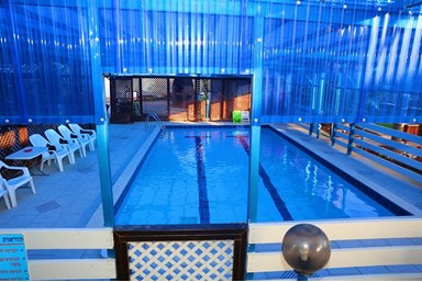 יחידות סגולה - החצר והבריכה