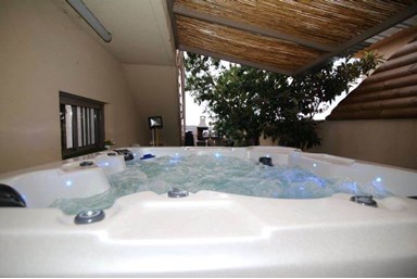 צימר אמורה - החצר והבריכה