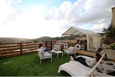 צימר אמורה - החצר והבריכה