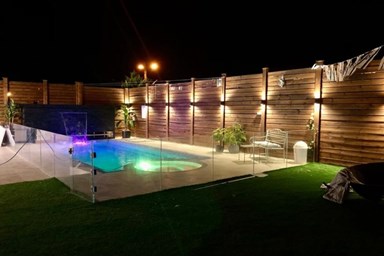 פנינת עוז - הבריכה והחצר