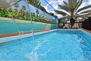 פנינת עוז - הבריכה והחצר