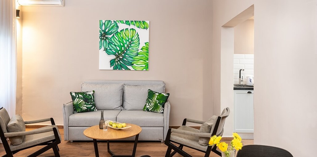 מלון מטיילים ארץ דפנה סוויטת חדר שינה וסלון (1).jpg