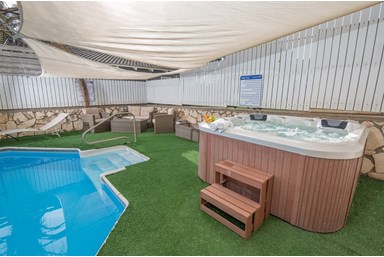 נווה שחר - החצר הפרטית