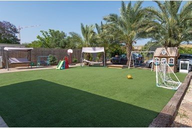 נווה שחר - החצר הפרטית