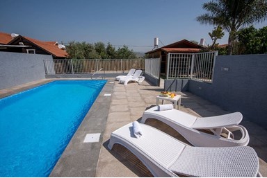 בקתות שוהם - הבריכה והחצר