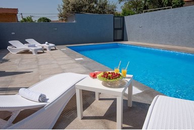 בקתות שוהם - הבריכה והחצר