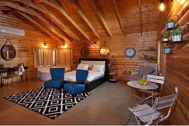 מול המצודה - הבקתות