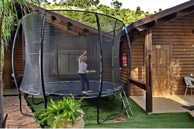 מול המצודה - הבריכה והחצר