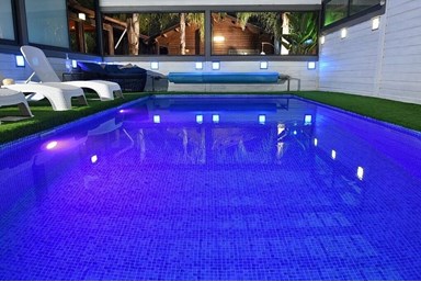 מול המצודה - הבריכה והחצר